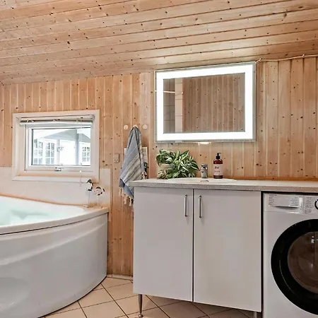 Stunning In With Kitchen بيت للعطل